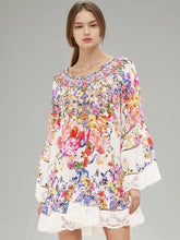 Mini-robe imprimée à manches longues et bordure en dentelle